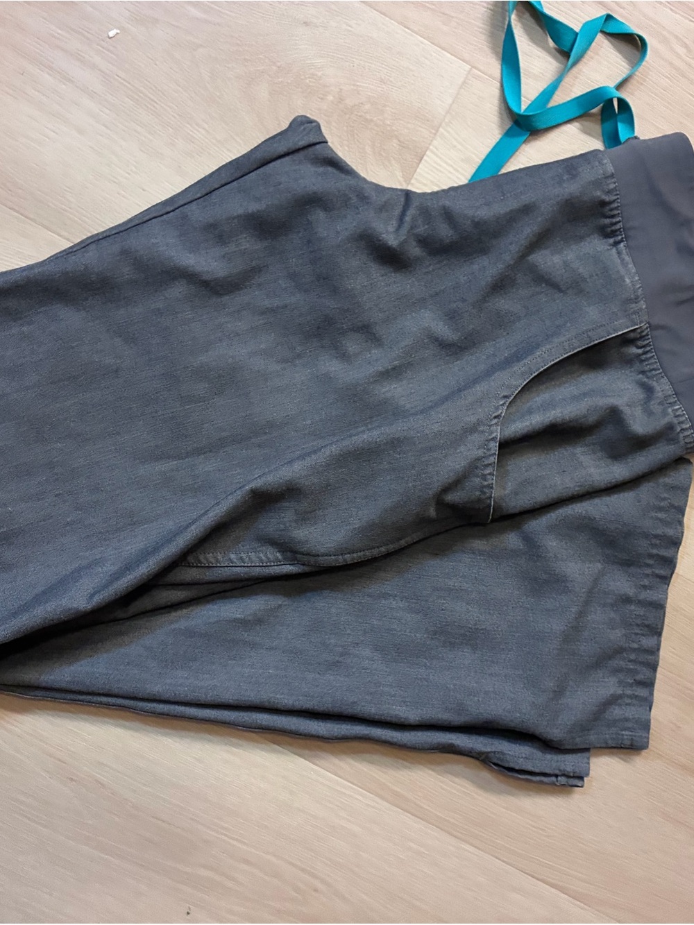 Figs Women’s Charcoal Gray Scrub Pants with Teal Drawstring